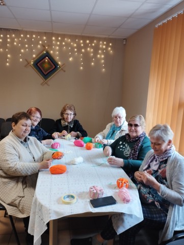 Radosā darbnīca veltīta Starptautiskajai ģimenes dienai. Ziedu dekoru izgatavošana no diegiem.